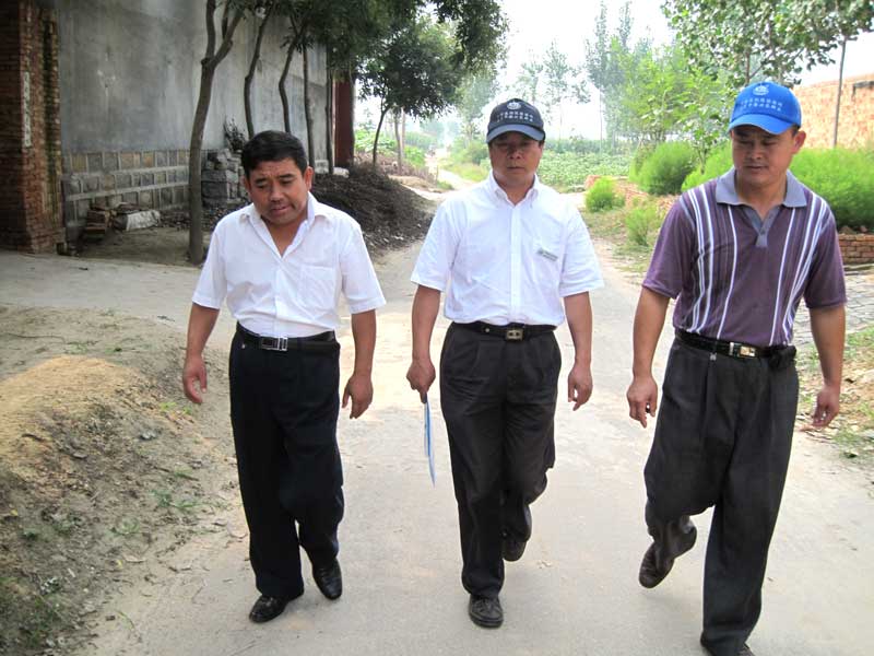 和張總一起去示范田的路上.jpg