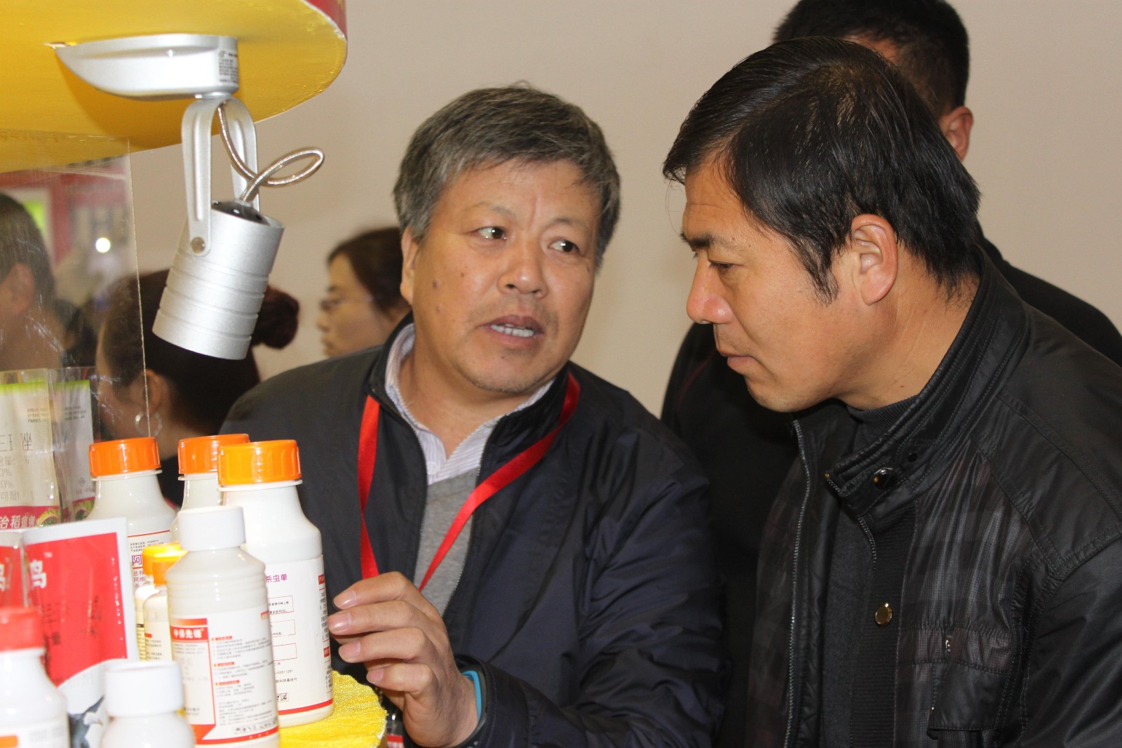 中保集團(tuán)技術(shù)人員為客戶介紹產(chǎn)品信息.jpg 中保集團(tuán)技術(shù)人員為客戶介紹產(chǎn)品信息.jpg