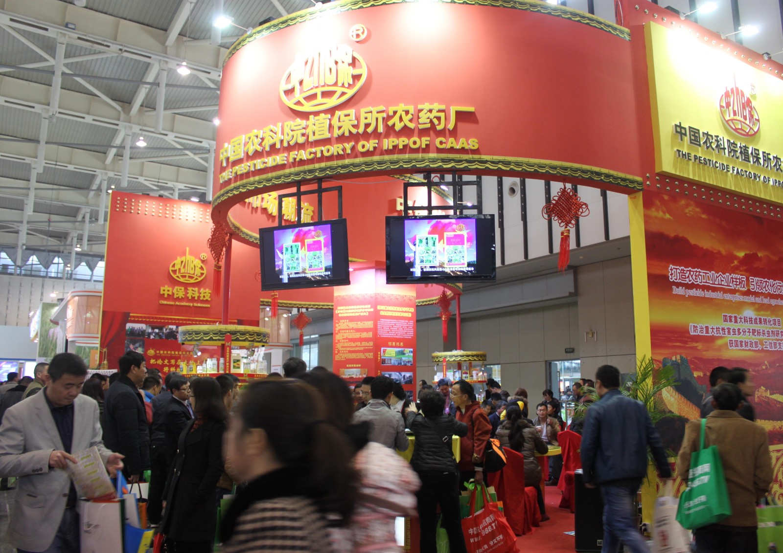 中保集團(tuán)展臺(tái)前人潮涌動(dòng).jpg 中保集團(tuán)展臺(tái)前人潮涌動(dòng).jpg