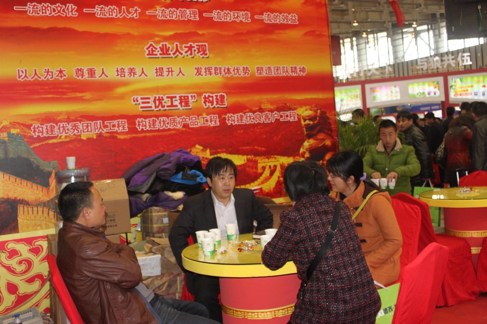 中保集團(tuán)總經(jīng)理助理徐軍在現(xiàn)場(chǎng)與客戶交流.jpg 中保集團(tuán)總經(jīng)理助理徐軍在現(xiàn)場(chǎng)與客戶交流.jpg