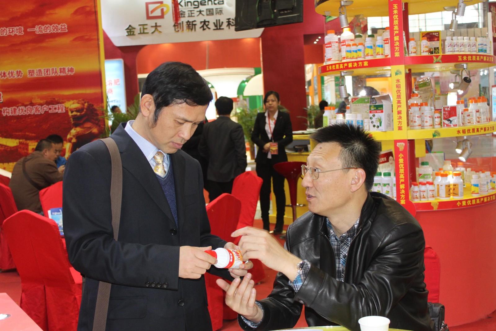 中保集團(tuán)副總經(jīng)理陳昶與供應(yīng)部經(jīng)理在現(xiàn)場(chǎng)交流.jpg 中保集團(tuán)副總經(jīng)理陳昶與供應(yīng)部經(jīng)理在現(xiàn)場(chǎng)交流.jpg