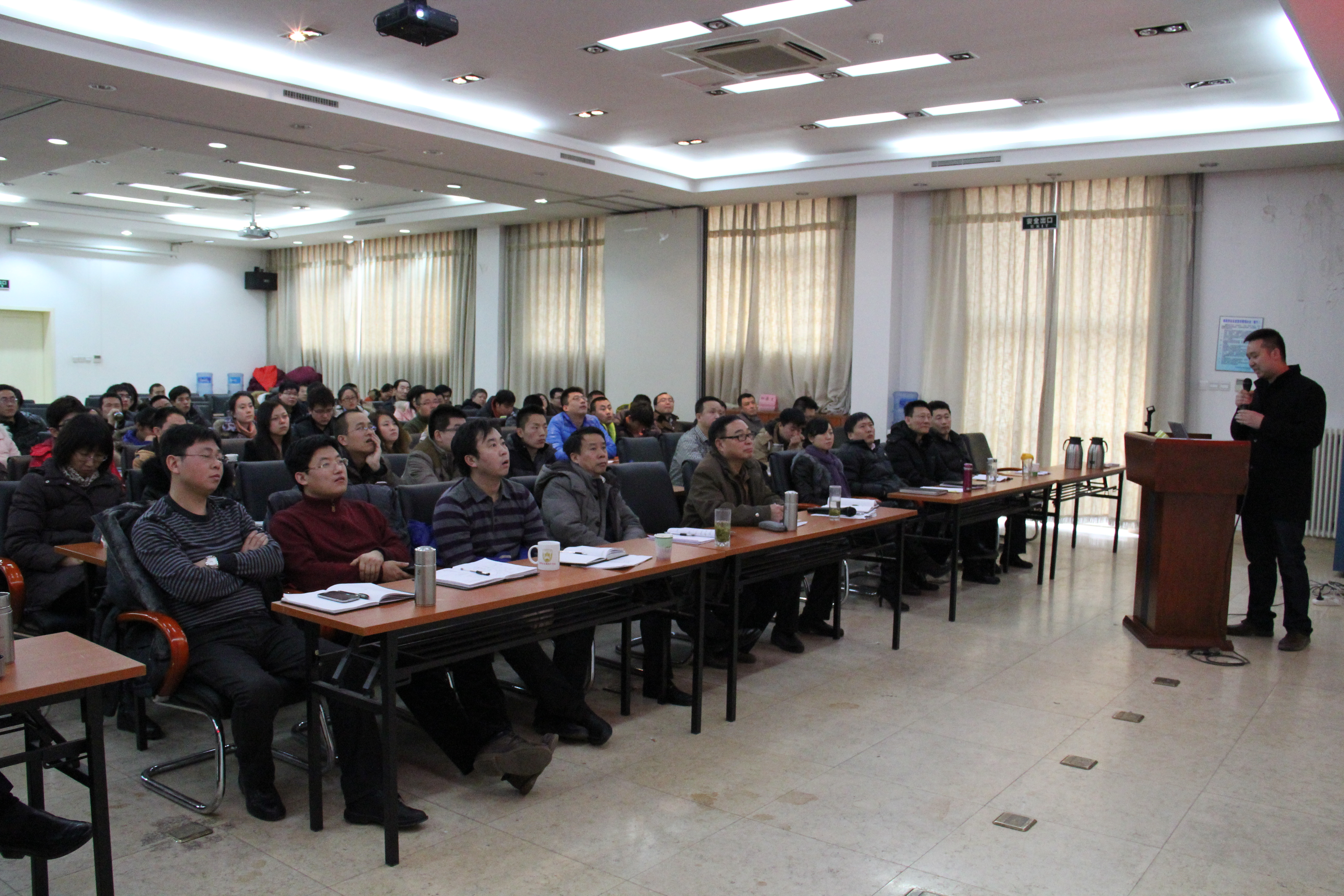 公司團體員工認真聽取匯報2.jpg 公司團體員工認真聽取匯報2.jpg