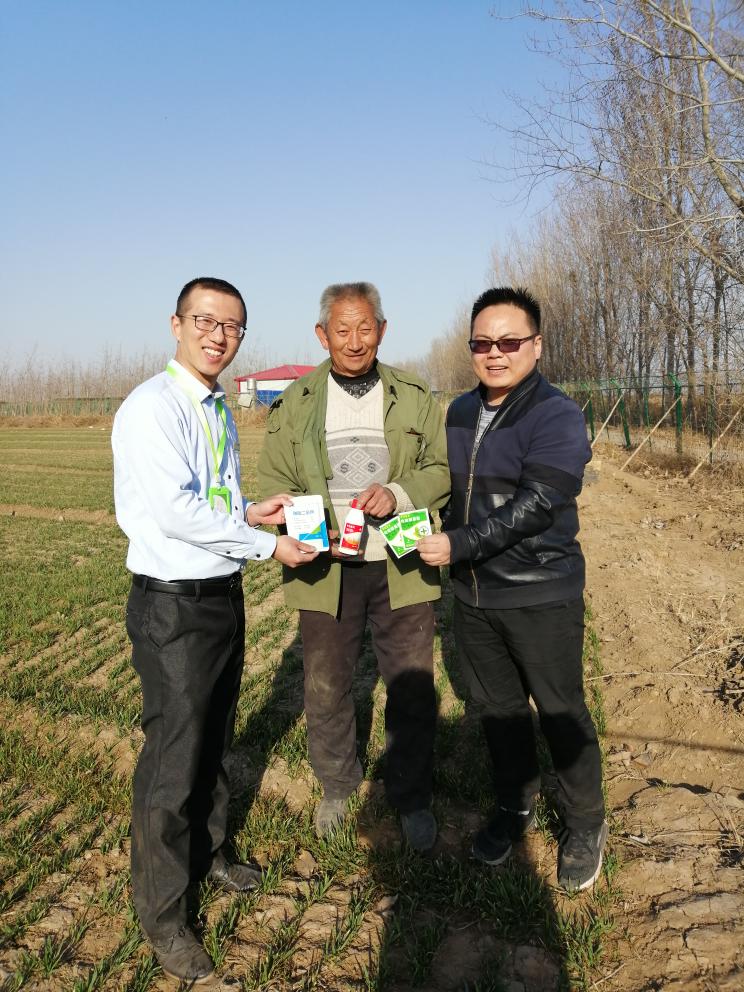 農(nóng)民送藥.jpg 農(nóng)民送藥.jpg