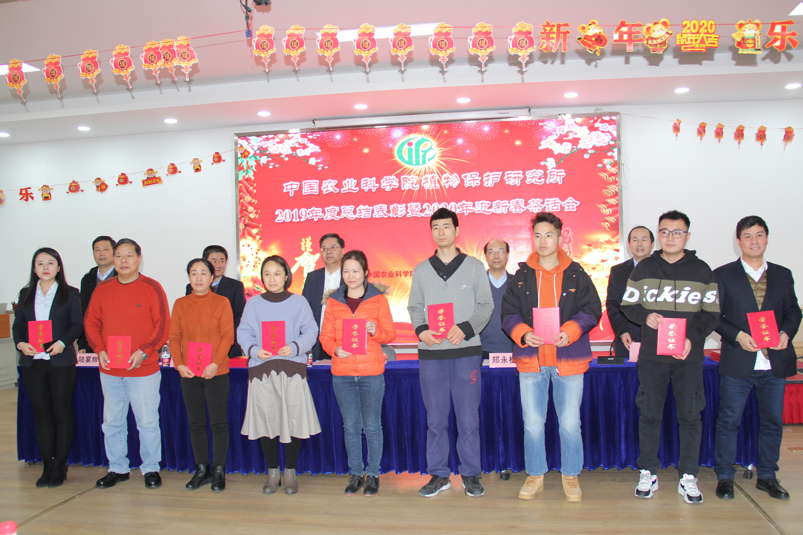 優(yōu)秀合同制員工領(lǐng)獎(jiǎng).jpg 優(yōu)秀合同制員工領(lǐng)獎(jiǎng).jpg