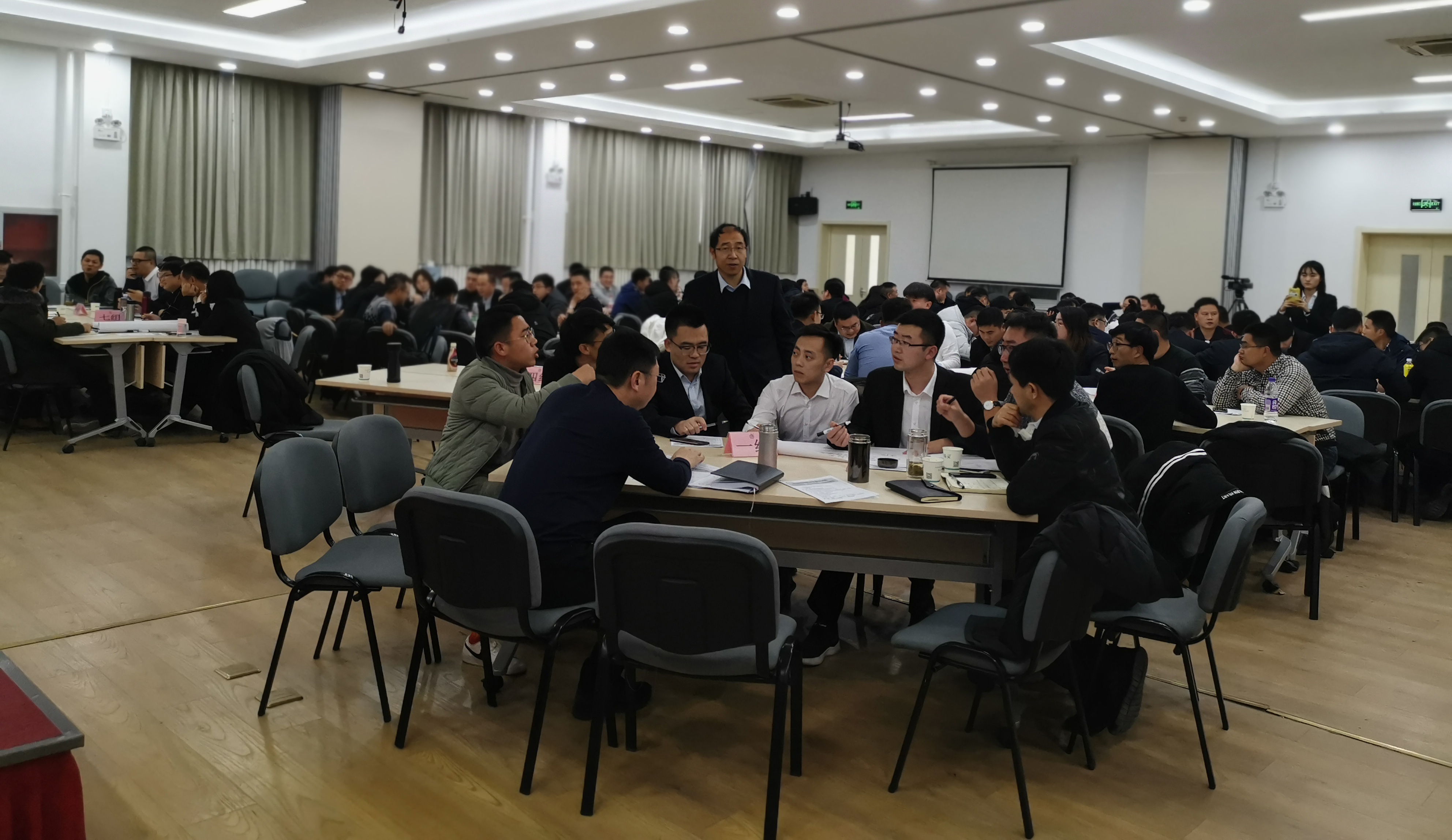 學(xué)員分組討論.jpg 學(xué)員分組討論.jpg