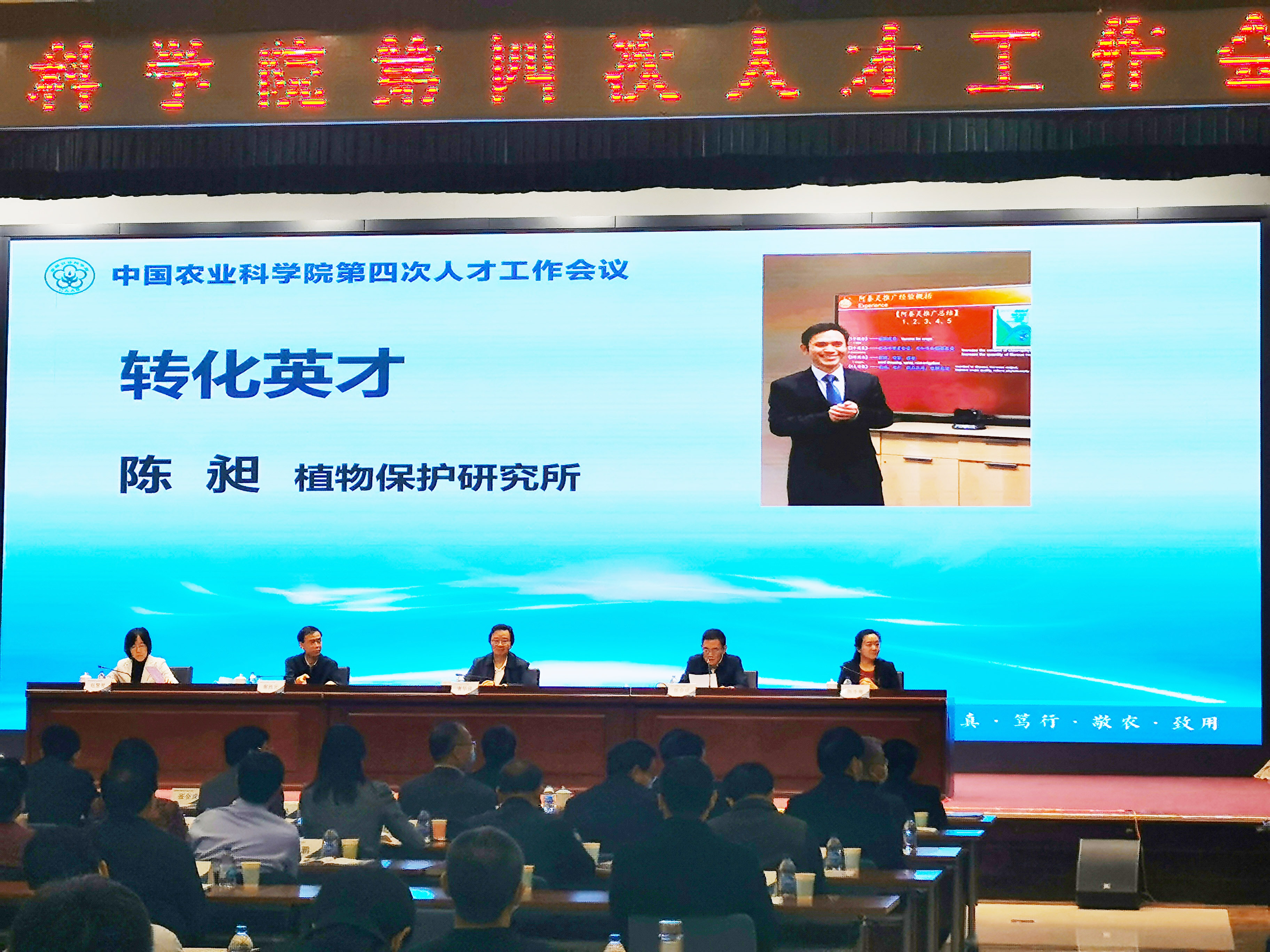 宣讀獎(jiǎng)項(xiàng).jpg 宣讀獎(jiǎng)項(xiàng).jpg