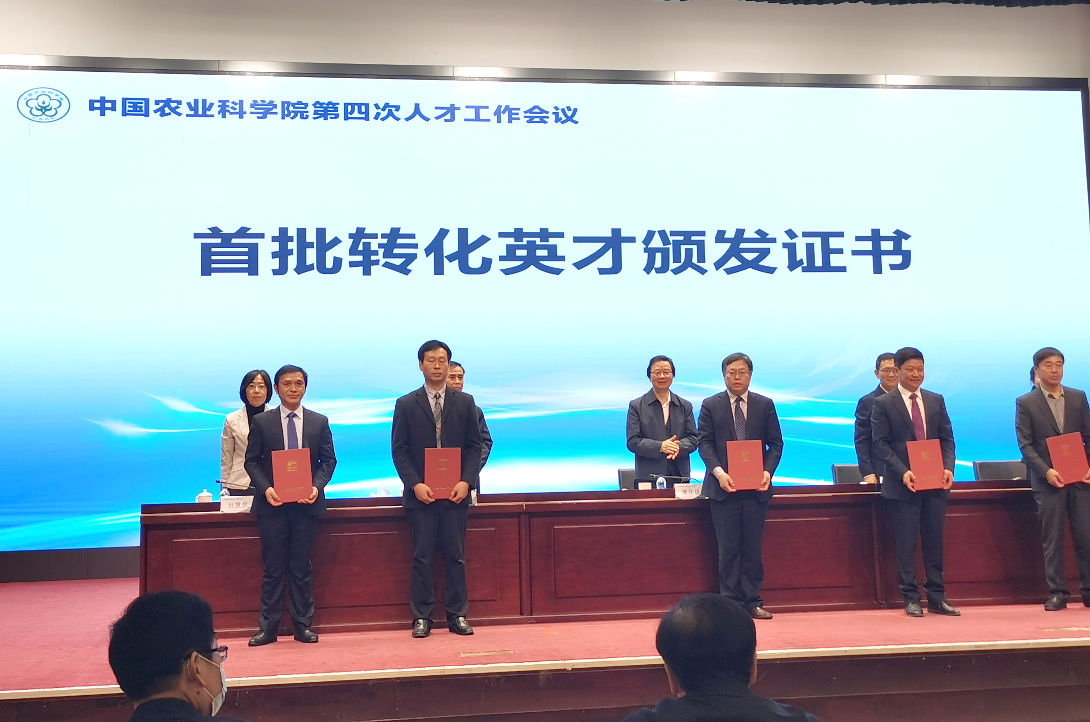 領(lǐng)獎(jiǎng).jpg 領(lǐng)獎(jiǎng).jpg