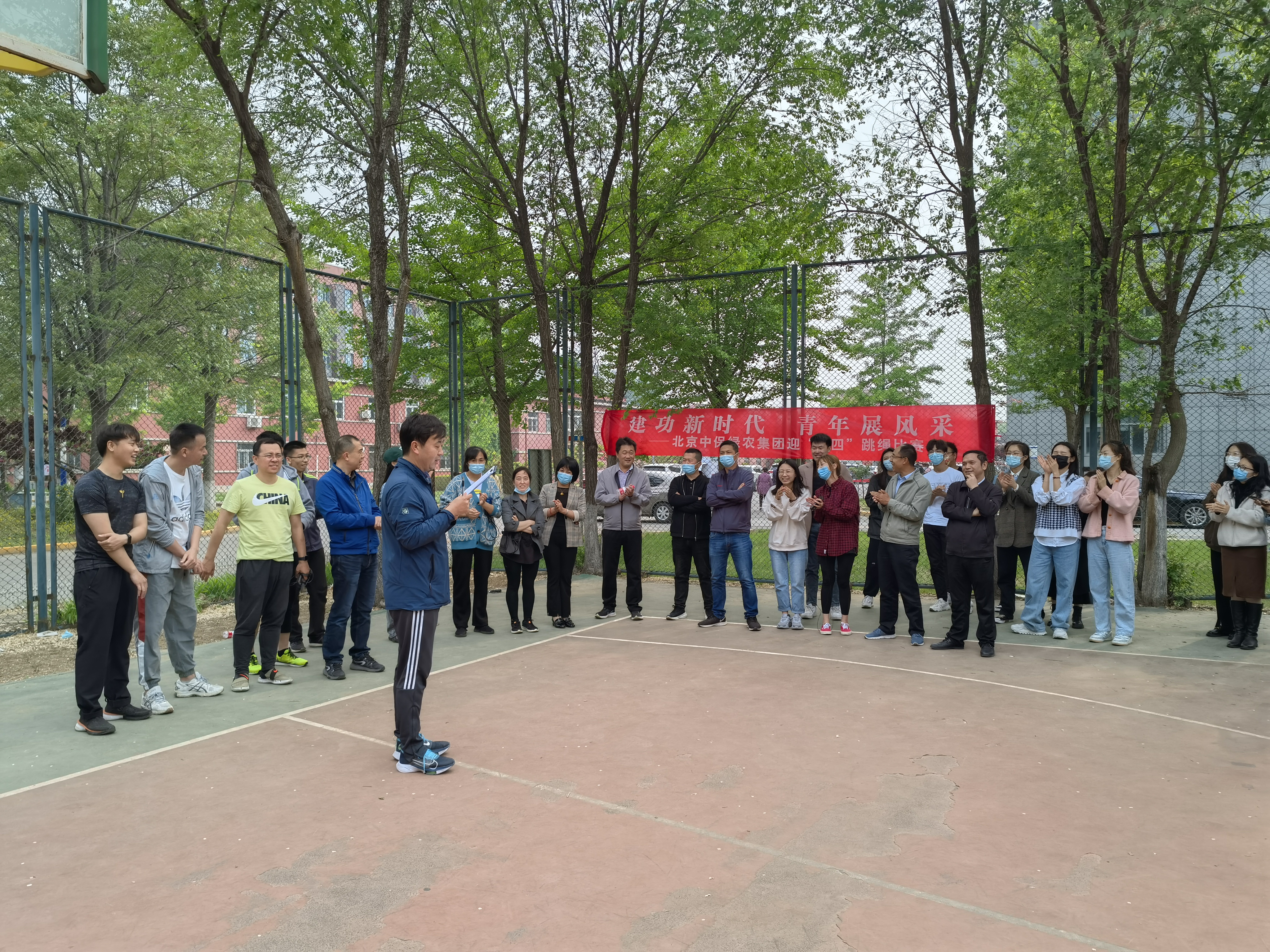 裁判長(zhǎng)宣讀比賽規(guī)則.jpg 裁判長(zhǎng)宣讀比賽規(guī)則.jpg